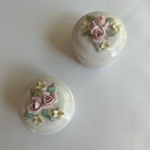Porcelain boxes with dimensional floral tops